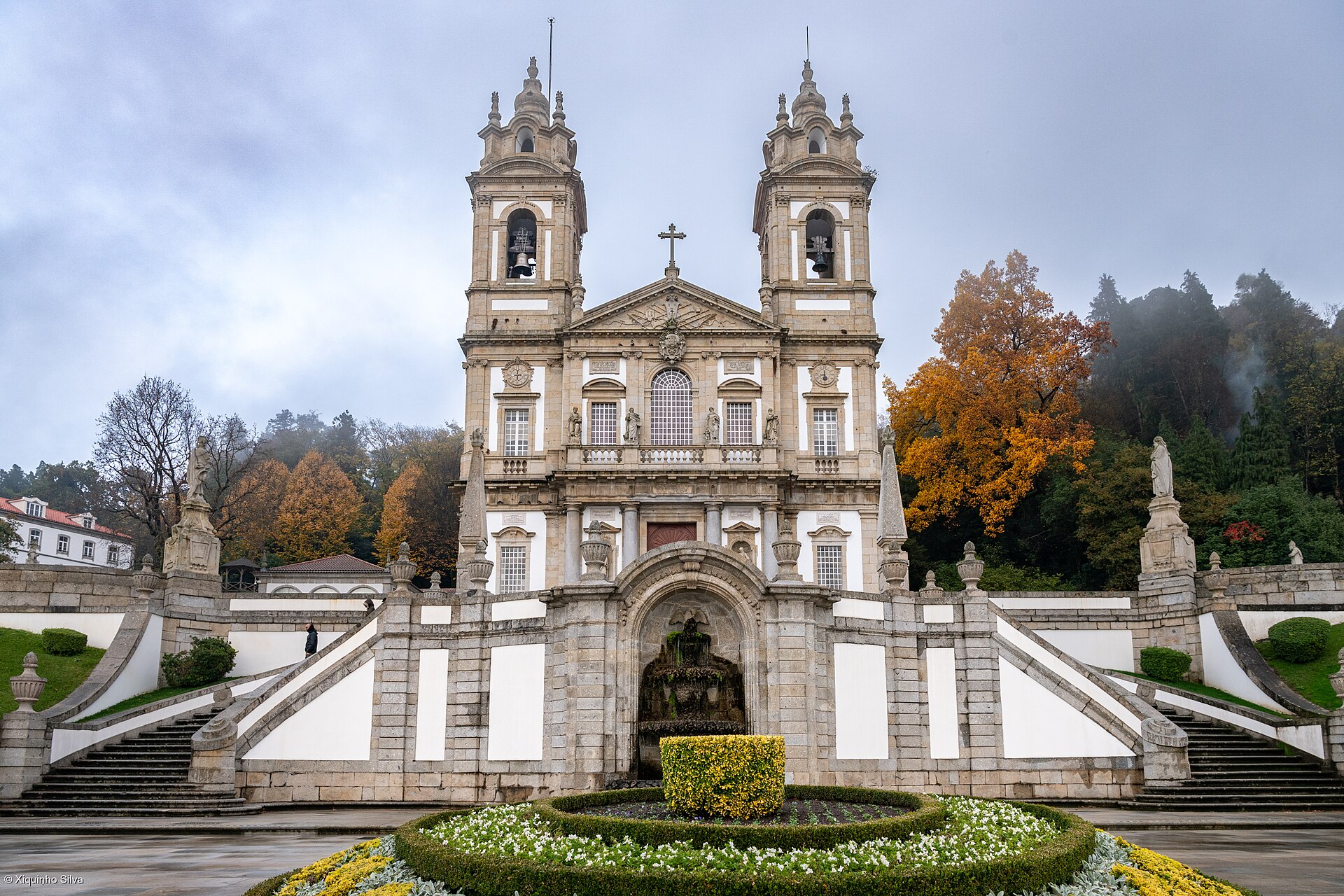 브라가 봉제주스 두 몬트 성역의 바로크 계단과 성당 정면