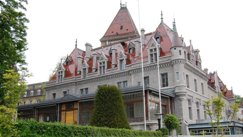 레만호 바로 앞에 자리한 로잔 우시의 샤토 디우시와 호숫가 풍경