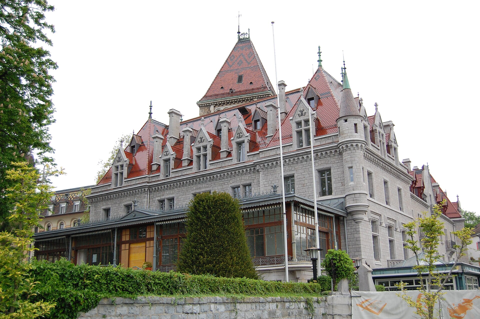 레만호 바로 앞에 자리한 로잔 우시의 샤토 디우시와 호숫가 풍경