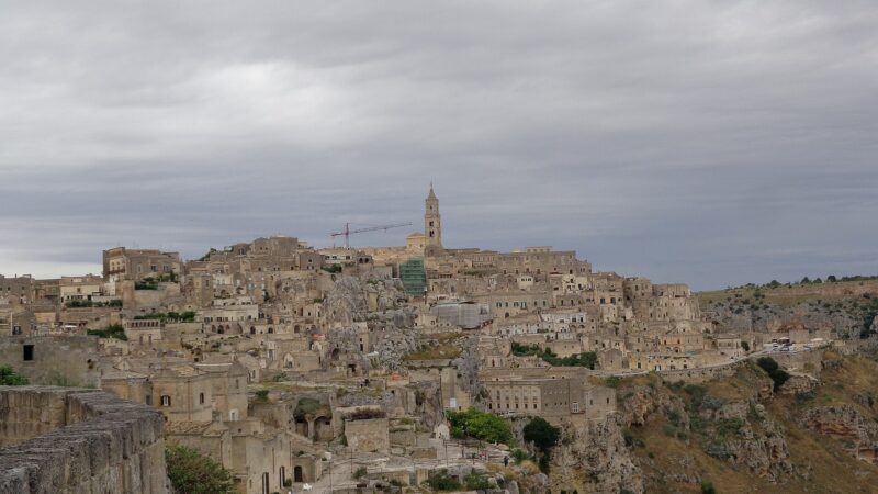 절벽 위로 겹겹이 이어진 사시 디 마테라와 언덕 위 두오모 파노라마
