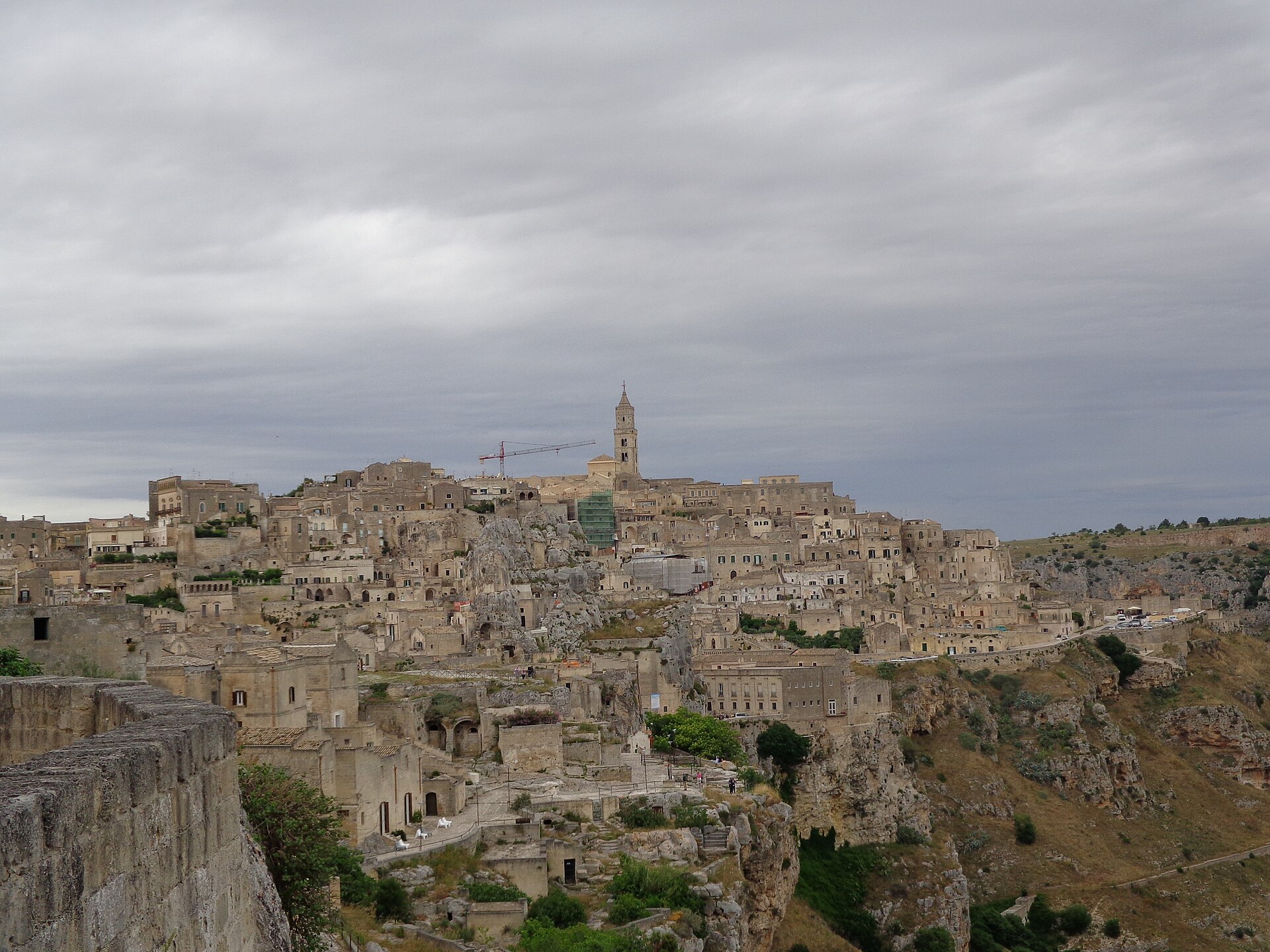 절벽 위로 겹겹이 이어진 사시 디 마테라와 언덕 위 두오모 파노라마