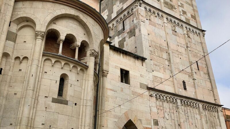 모데나 피아차 그란데에서 본 두오모와 기를란디나 전경