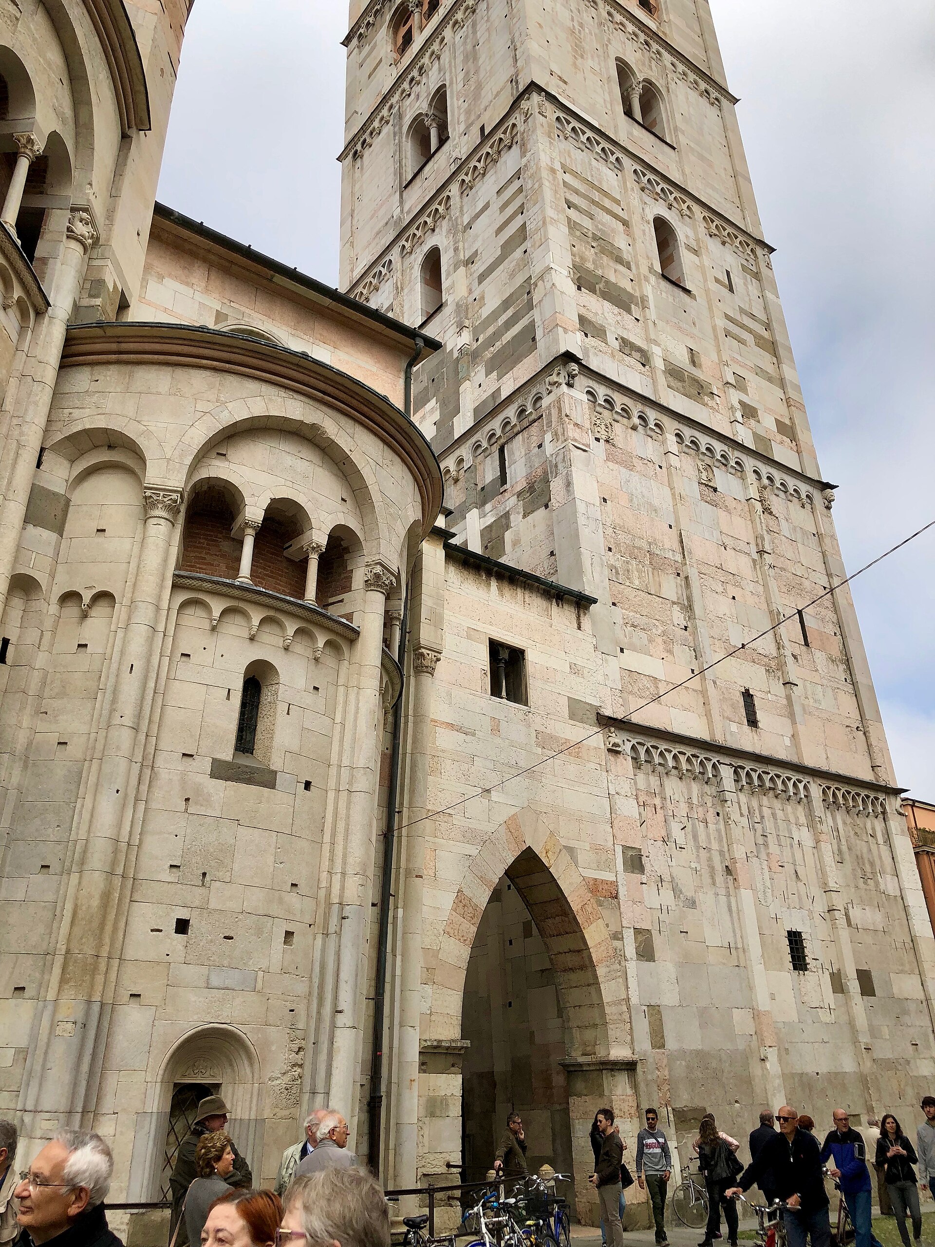 모데나 피아차 그란데에서 본 두오모와 기를란디나 전경