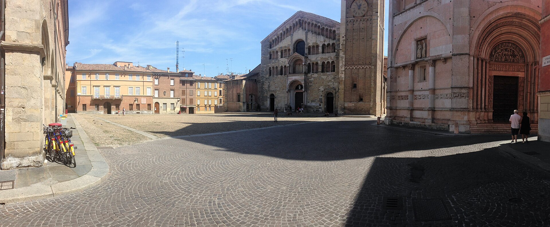 파르마 피아차 델 두오모에서 본 대성당과 세례당 전경