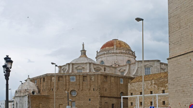 카디스 캄포 델 수르에서 본 카디스 대성당과 대서양 해안 산책길