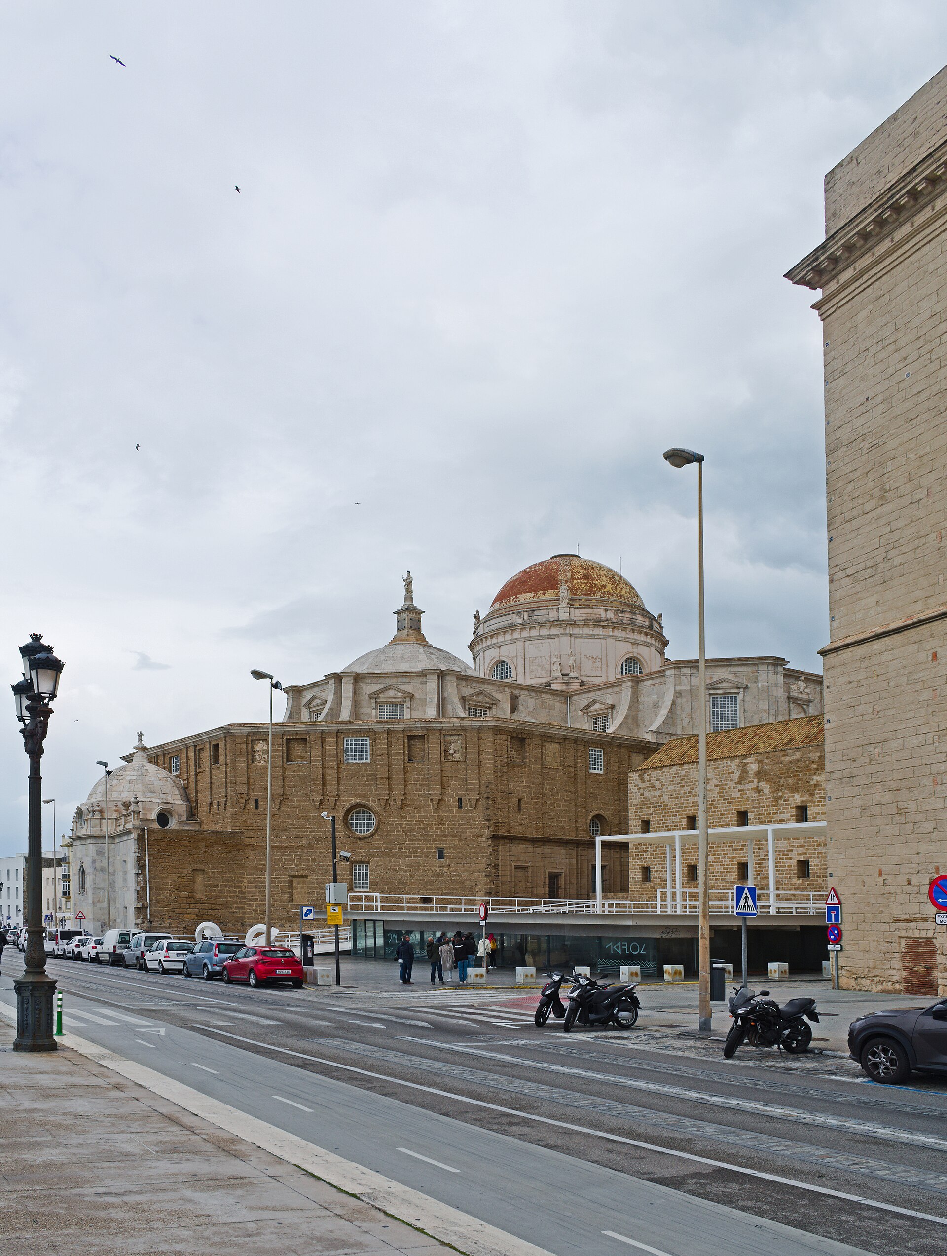 카디스 캄포 델 수르에서 본 카디스 대성당과 대서양 해안 산책길