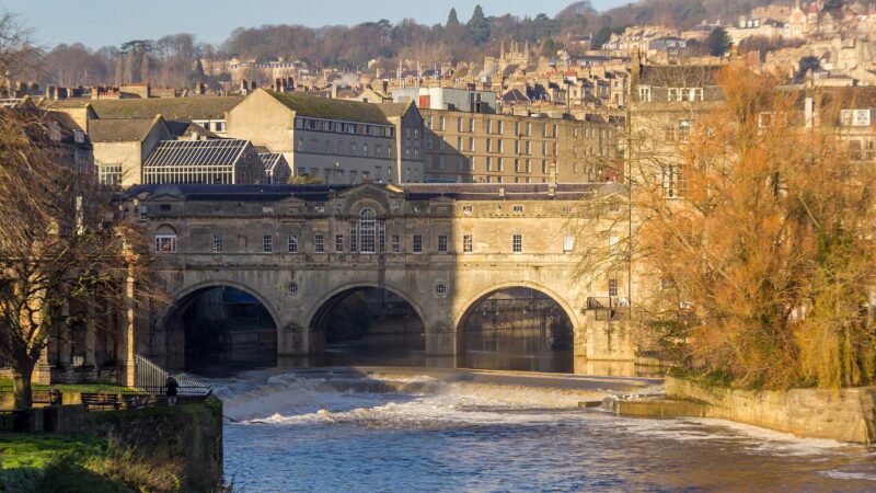 배스 중심부를 가로지르는 풀트니 브리지와 에이번 강 보