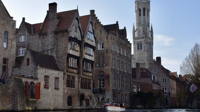 브뤼헤 로젠후드카이 운하 뒤로 보이는 벨프리 종루