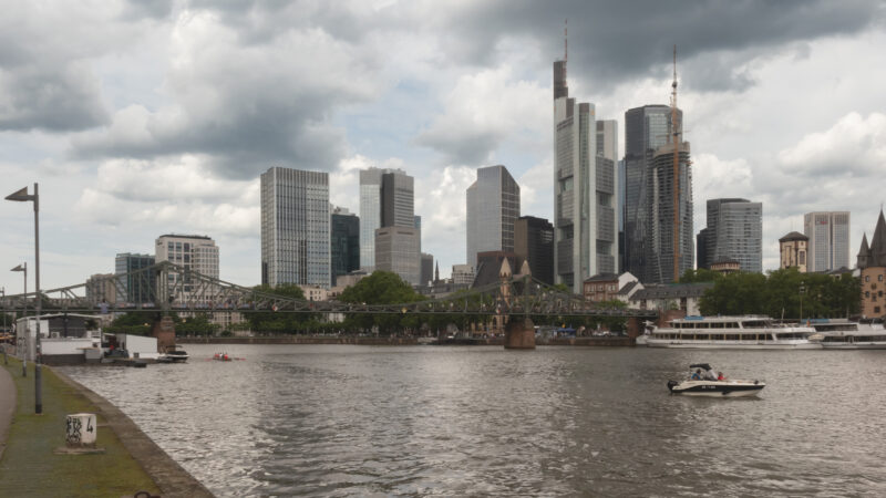 마인강 위 아이저너 슈테크 뒤로 프랑크푸르트 스카이라인이 보이는 전경