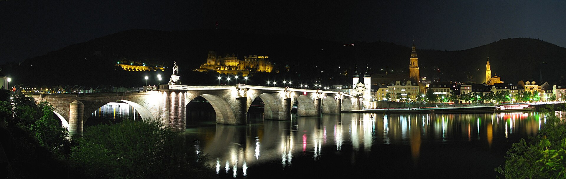 하이델베르크 성과 알테 브뤼케, 구시가지가 함께 보이는 네카어강 야경 파노라마