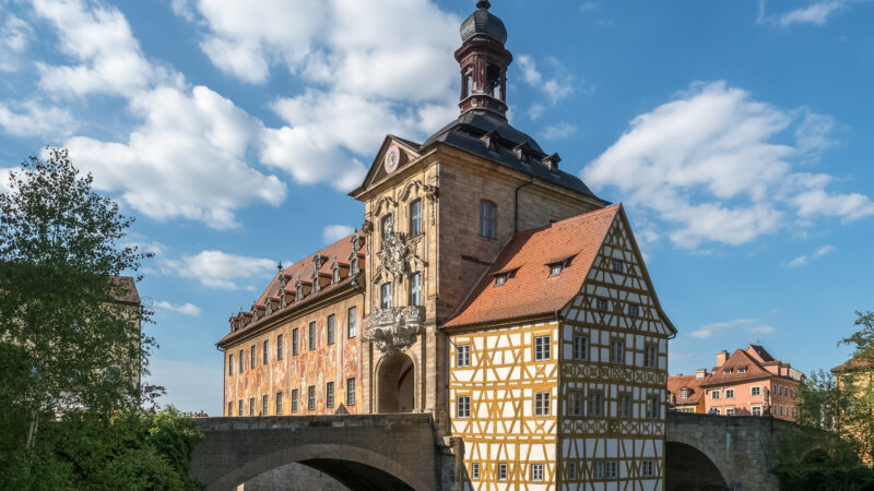 레그니츠강 위에 세워진 밤베르크 알테스 라트하우스와 다리 풍경