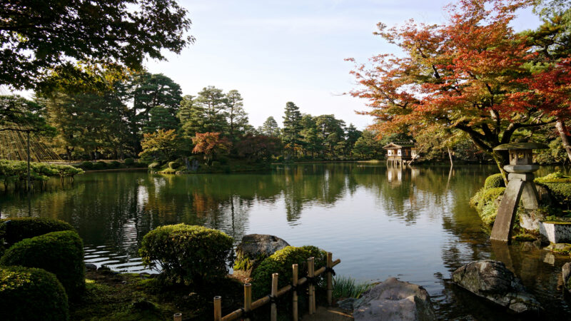 가나자와 겐로쿠엔 정원의 연못과 정원 풍경