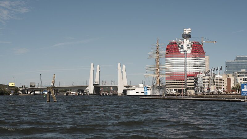 고텐버그 리틀라 봄멘 수변과 립스틱 빌딩, 괴타엘브브론 다리