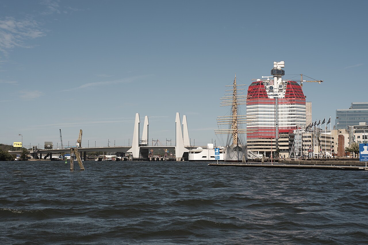 고텐버그 리틀라 봄멘 수변과 립스틱 빌딩, 괴타엘브브론 다리