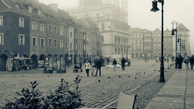 포즈난 올드 마켓 스퀘어에서 르네상스 양식 구시청사와 광장 건물이 함께 보이는 풍경