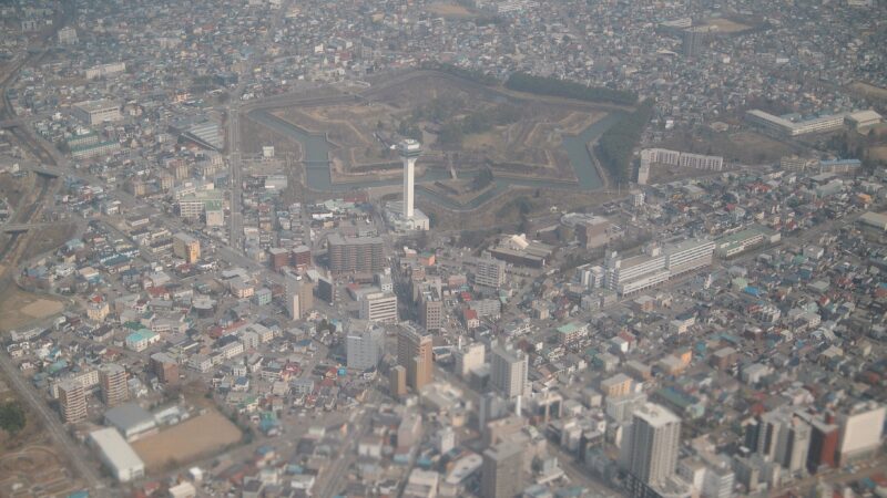 별 모양 해자와 고료카쿠 타워가 함께 보이는 하코다테 고료카쿠 전경