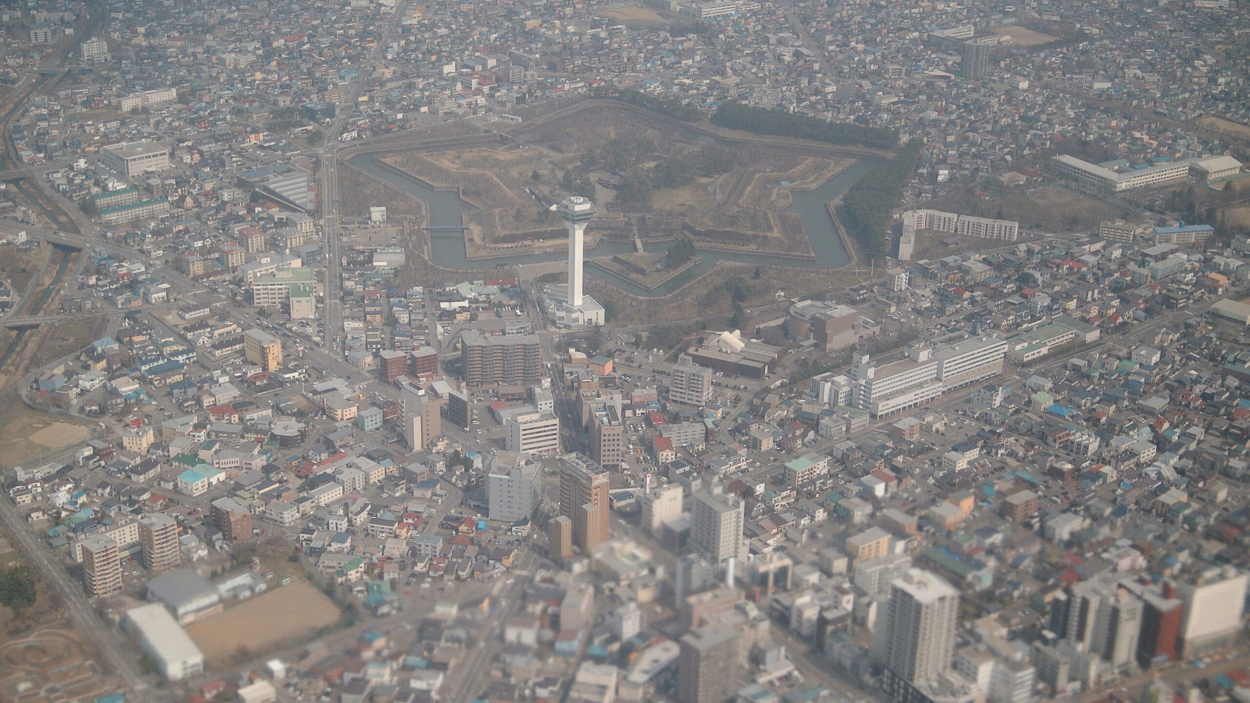 별 모양 해자와 고료카쿠 타워가 함께 보이는 하코다테 고료카쿠 전경