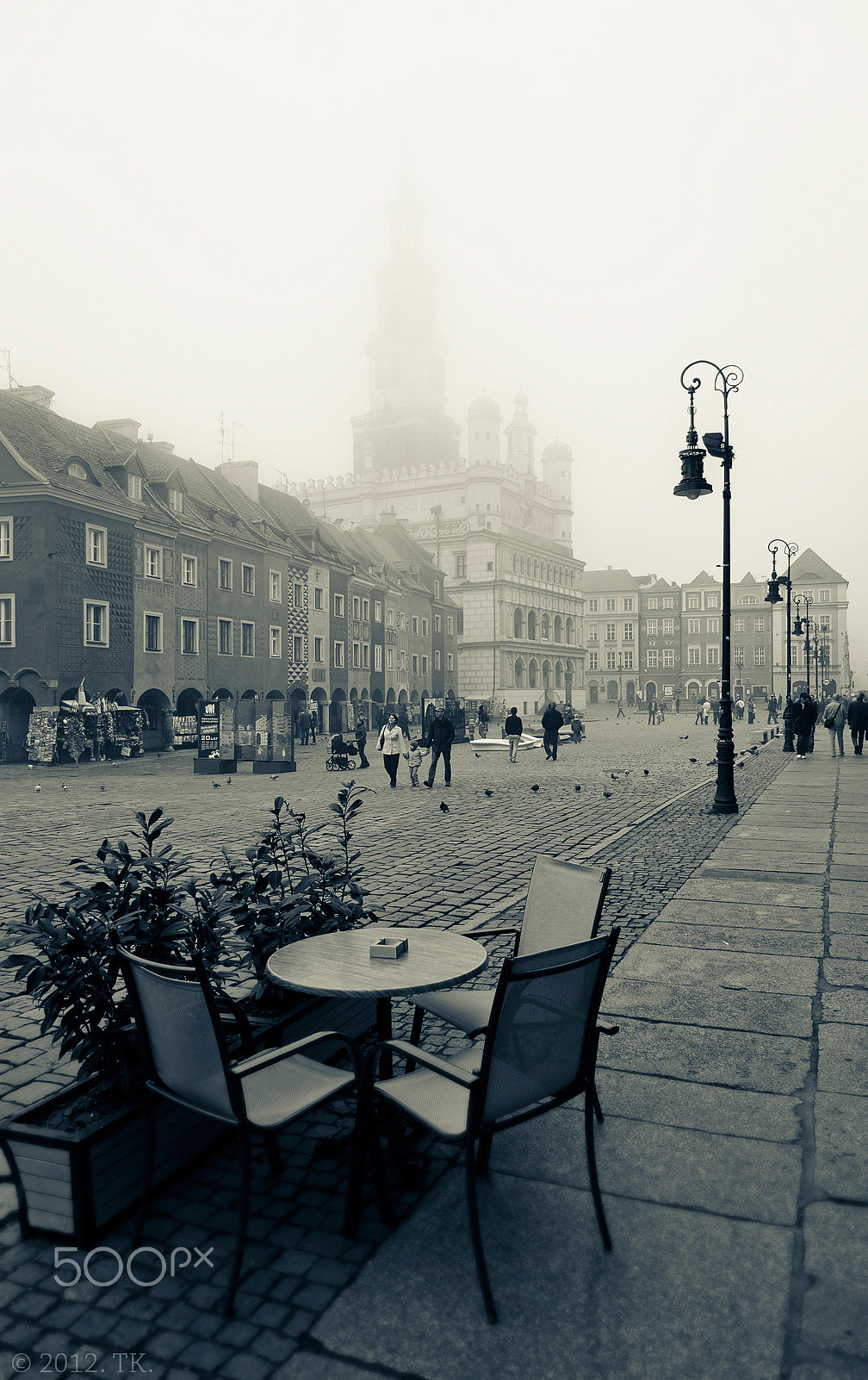 포즈난 올드 마켓 스퀘어에서 르네상스 양식 구시청사와 광장 건물이 함께 보이는 풍경