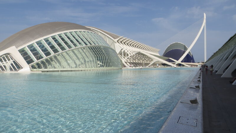 발렌시아 시티 오브 아트 앤 사이언스의 미래적인 건축물과 수로 풍경