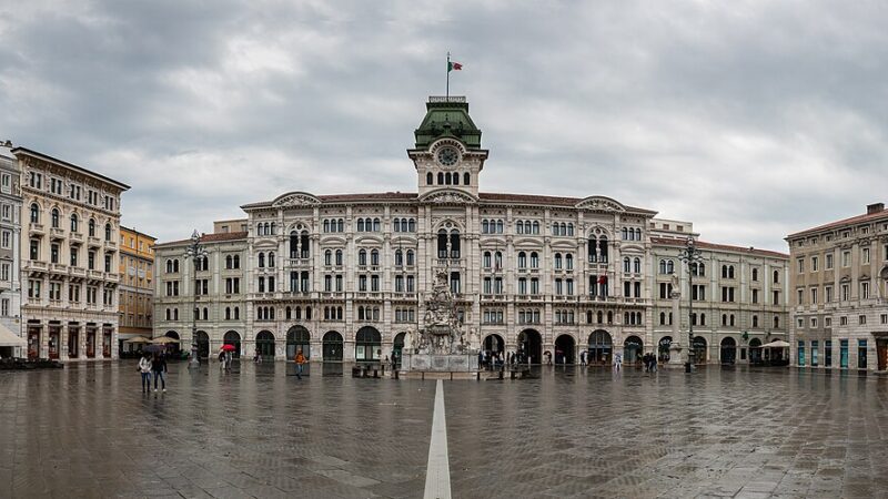 트리에스테 피아차 우니타 디탈리아의 광장과 시청사 전경