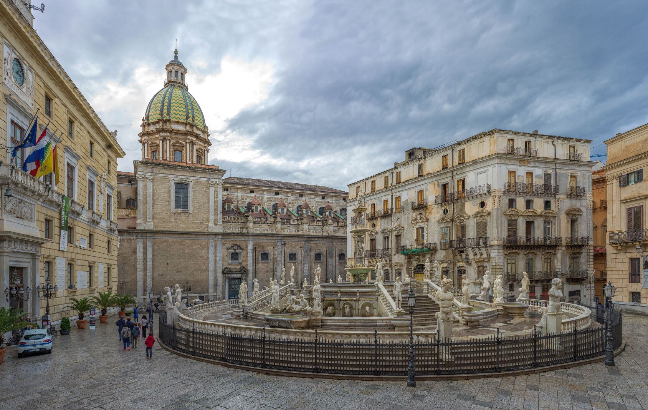 조각상이 둘러선 팔레르모 프레토리아 광장의 원형 분수 전경