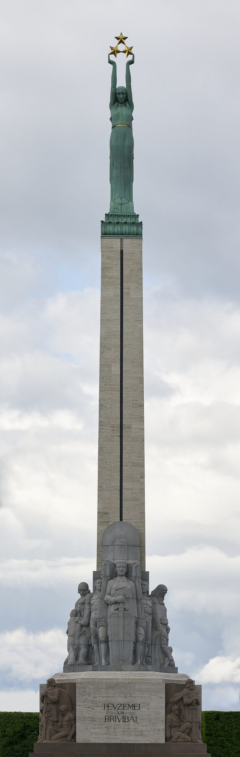 세 개의 별을 든 여신상이 올려진 리가 자유 기념비 전경