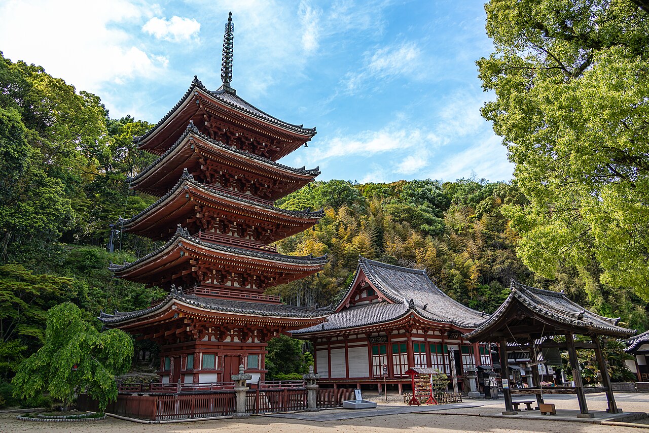 일본 히로시마현 후쿠야마 묘오인 오층탑과 본당