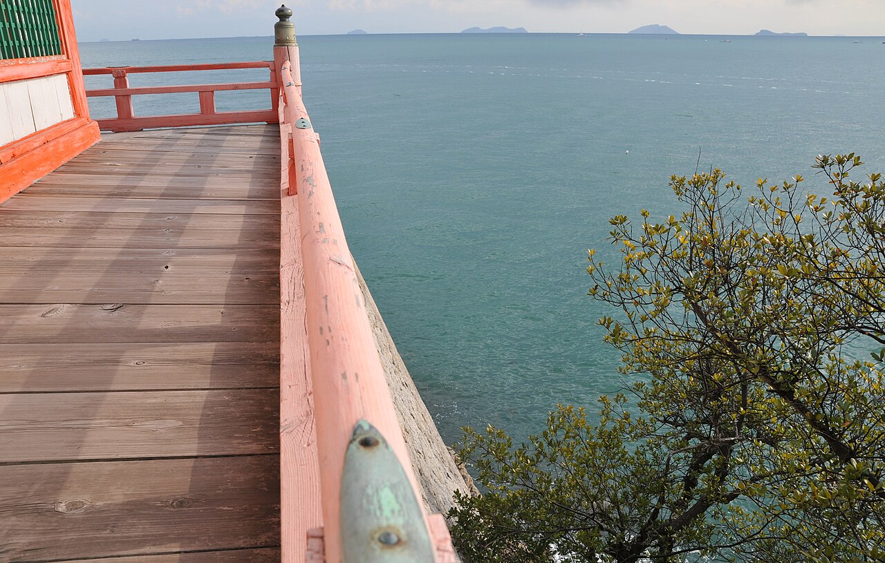 일본 히로시마현 후쿠야마 도모노우라 권역 해안 절벽 위 사찰 풍경