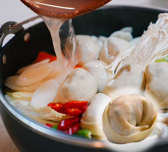 버섯과 채소, 만두가 함께 담긴 개성만두 궁의 만두전골 냄비