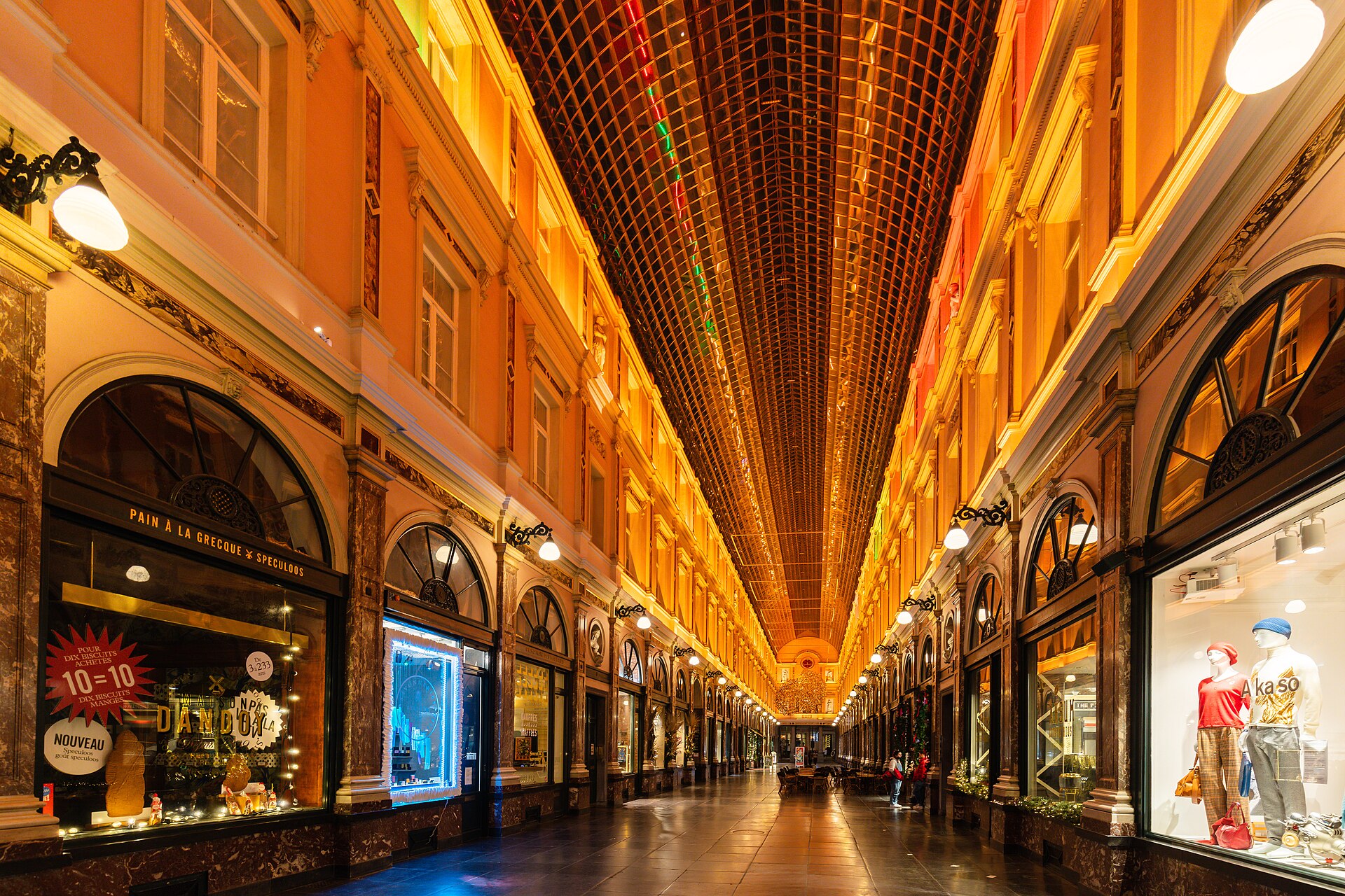 아치형 쇼윈도와 유리 천장이 길게 이어지는 브뤼셀 생튀베르 갤러리 내부