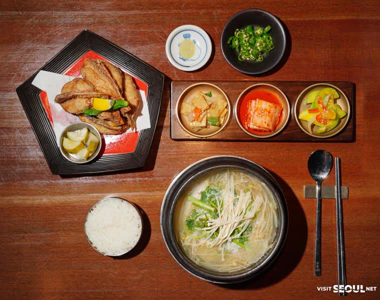 금수복국 잠실소피텔점의 복국과 복튀김, 밥과 반찬이 함께 놓인 한 상 차림