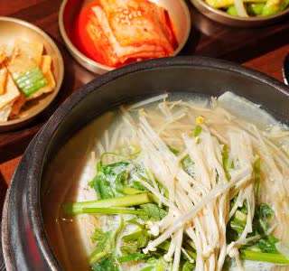 금수복국 잠실소피텔점 복국 그릇 안에 맑은 국물과 버섯, 푸른 채소가 담긴 모습