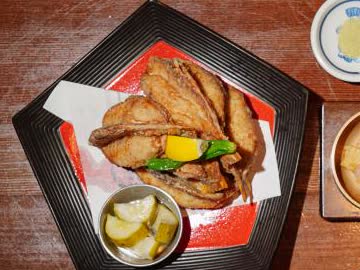 금수복국 잠실소피텔점의 바삭한 복튀김과 레몬, 고추가 담긴 접시