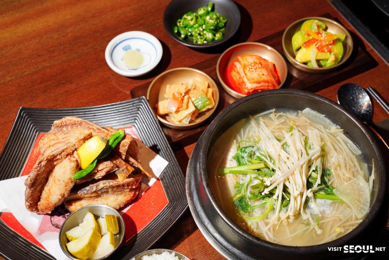 잠실 금수복국 잠실소피텔점 한 상에서 복국과 복튀김, 밥과 반찬 구성이 한눈에 보이는 모습