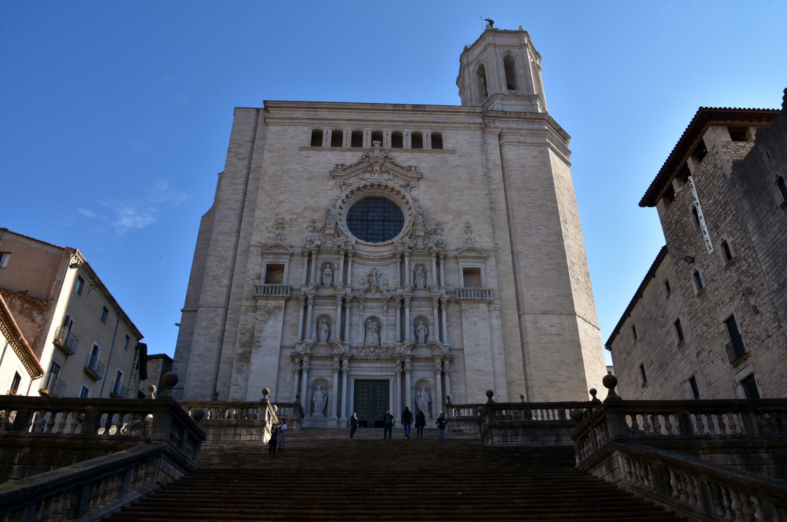 지로나 대성당의 넓은 계단과 바로크 파사드 전경