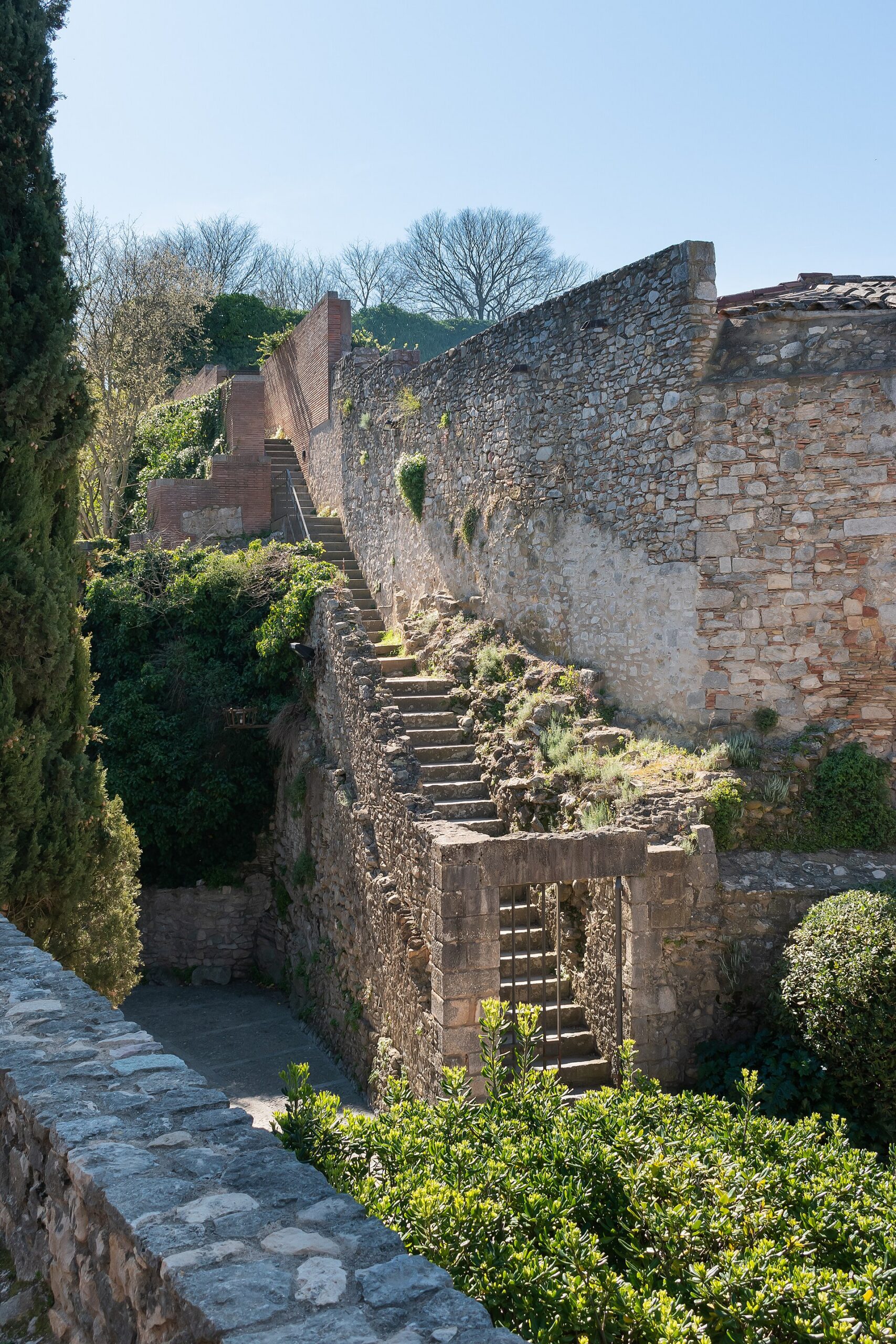 지로나 성벽 위 산책로와 돌계단, 주변 시가지 풍경