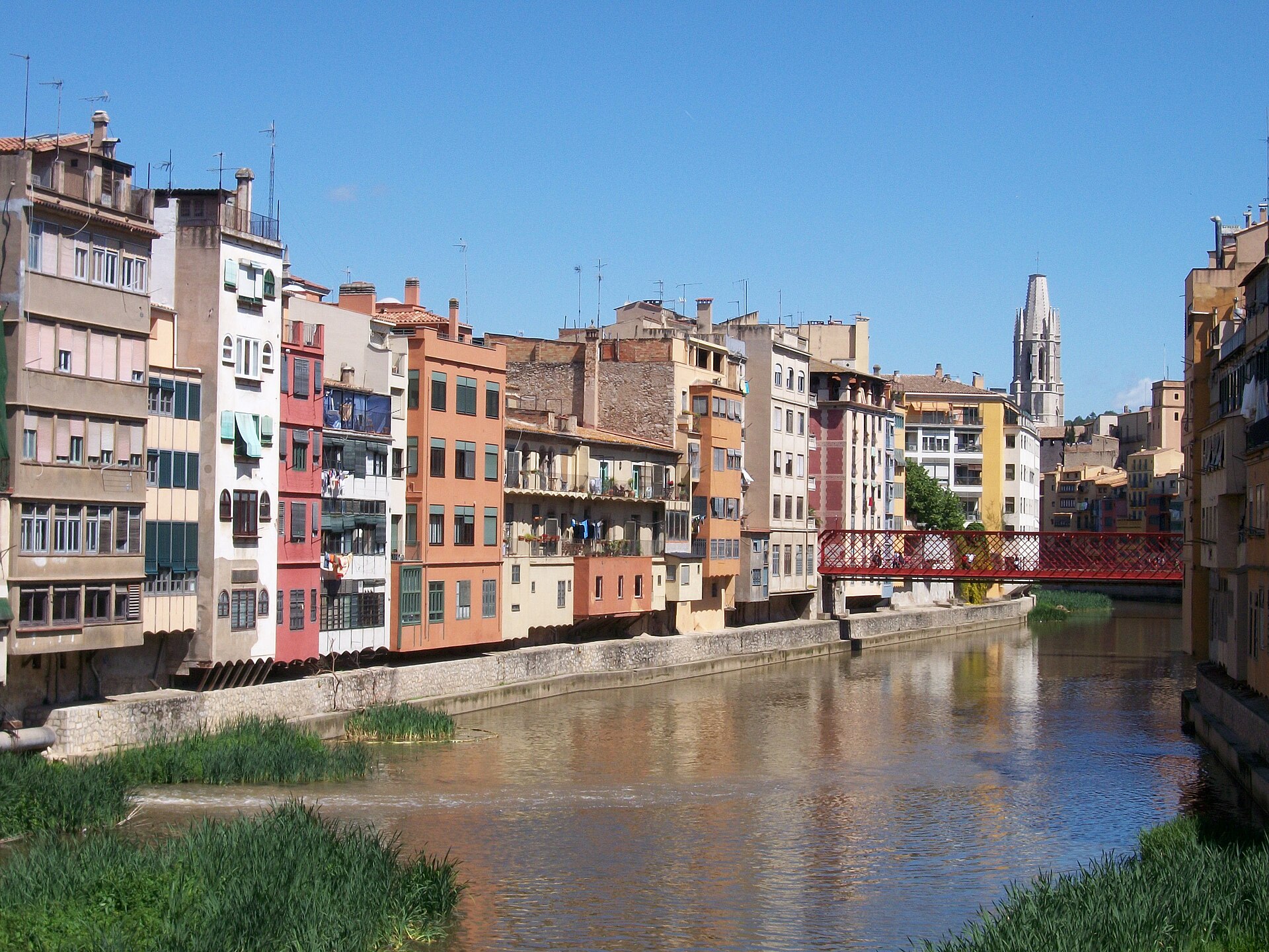 지로나 오니아르 강 위 붉은 에펠 다리와 강변 건물들