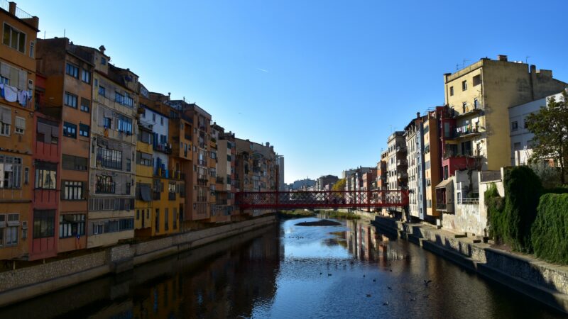 지로나 오니아르 강을 따라 늘어선 컬러풀한 집들과 강변 풍경