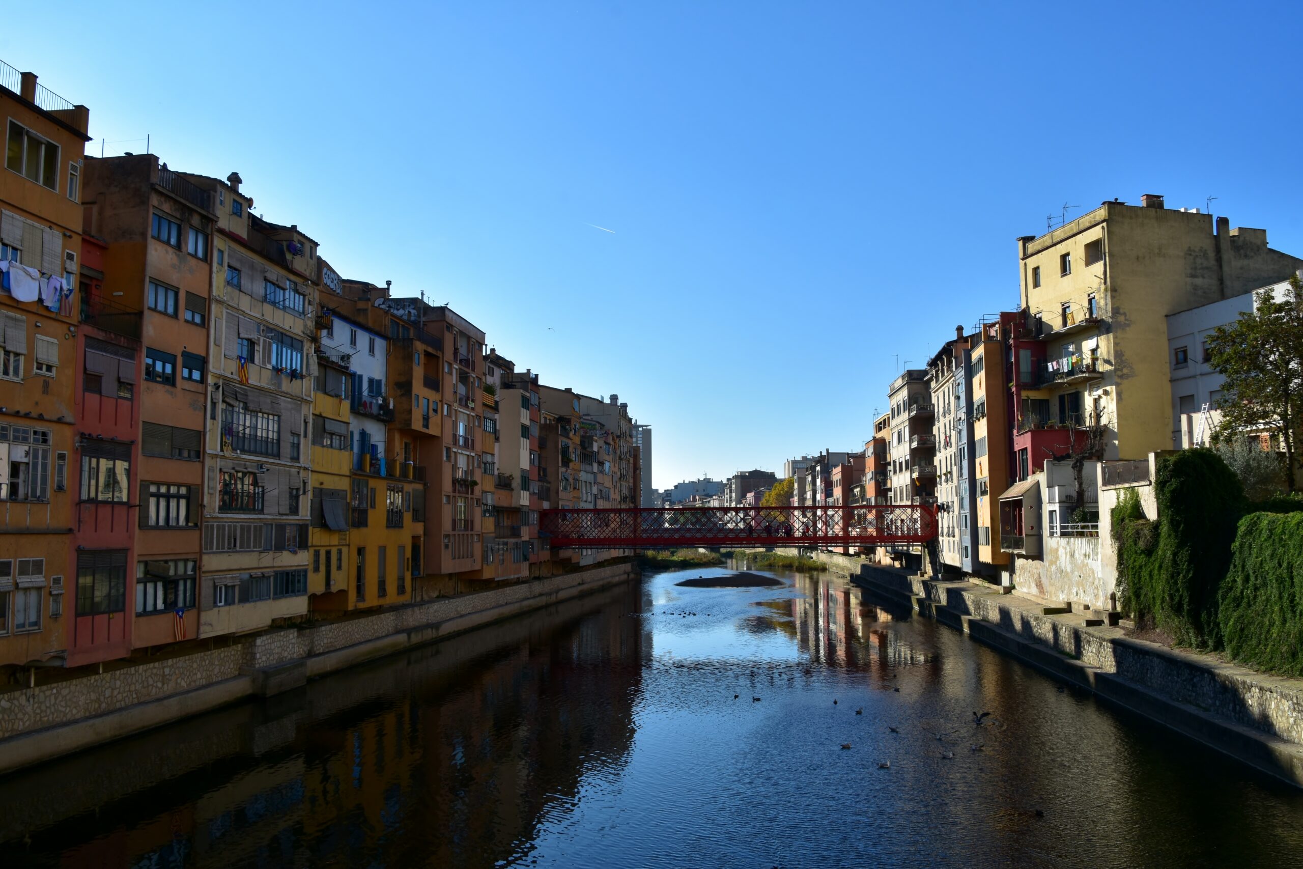 지로나 오니아르 강을 따라 늘어선 컬러풀한 집들과 강변 풍경