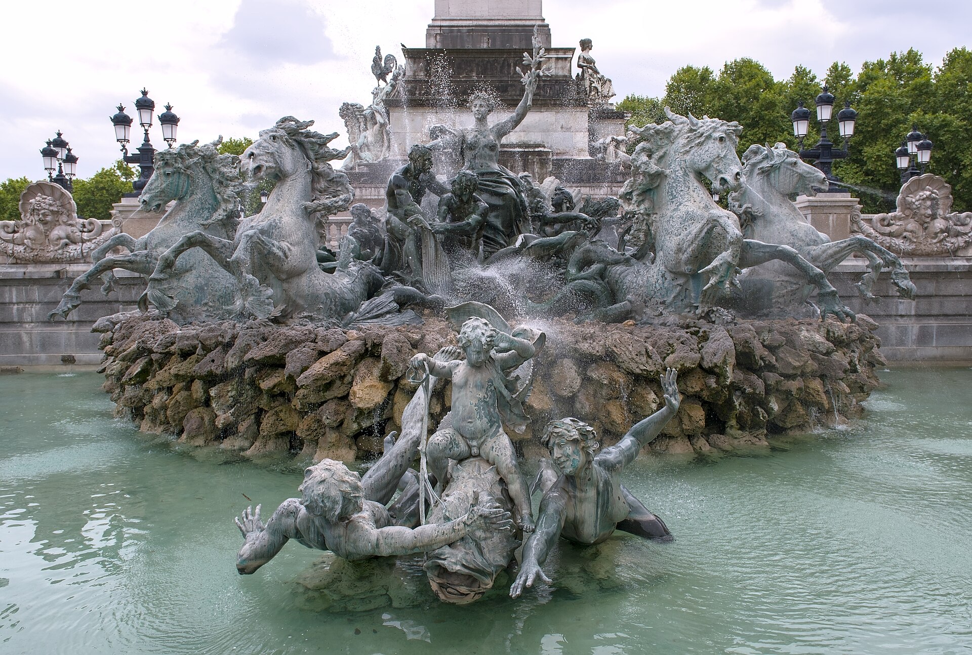 보르도 캥콩스 광장의 지롱드 기념탑 분수 조각군