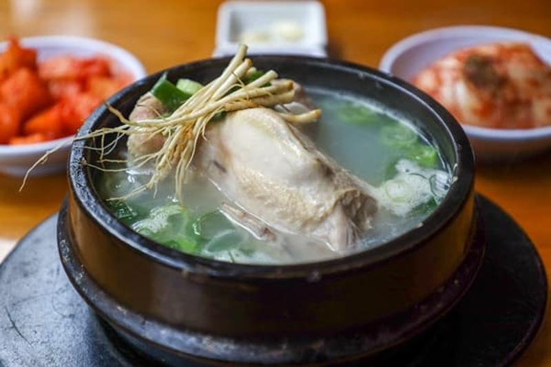 고려삼계탕 삼계탕 한 그릇과 깍두기, 김치가 함께 놓인 상차림