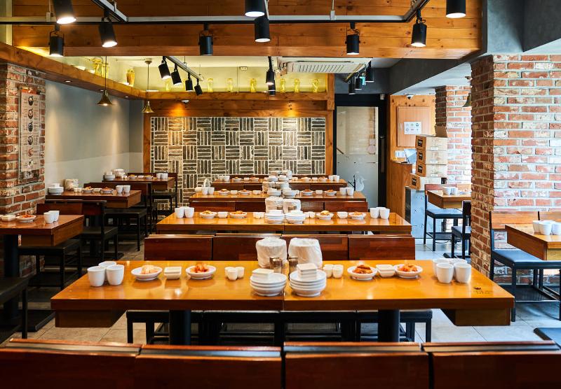 서울 시청 고려삼계탕 시청본점 내부 식사 공간과 긴 나무 테이블이 보이는 실내