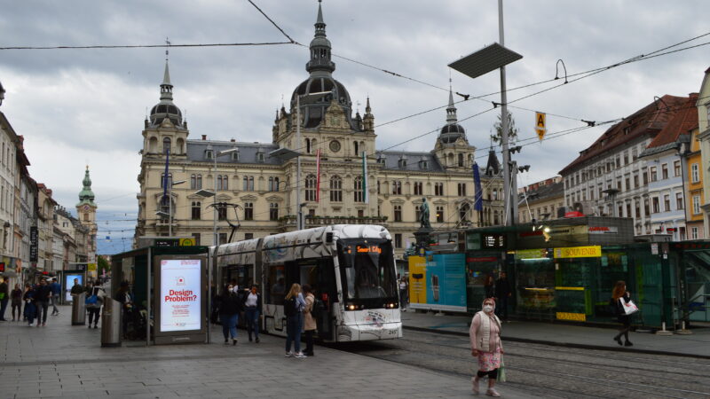 트램이 지나가는 그라츠 하우프트플라츠와 시청 건물 전경