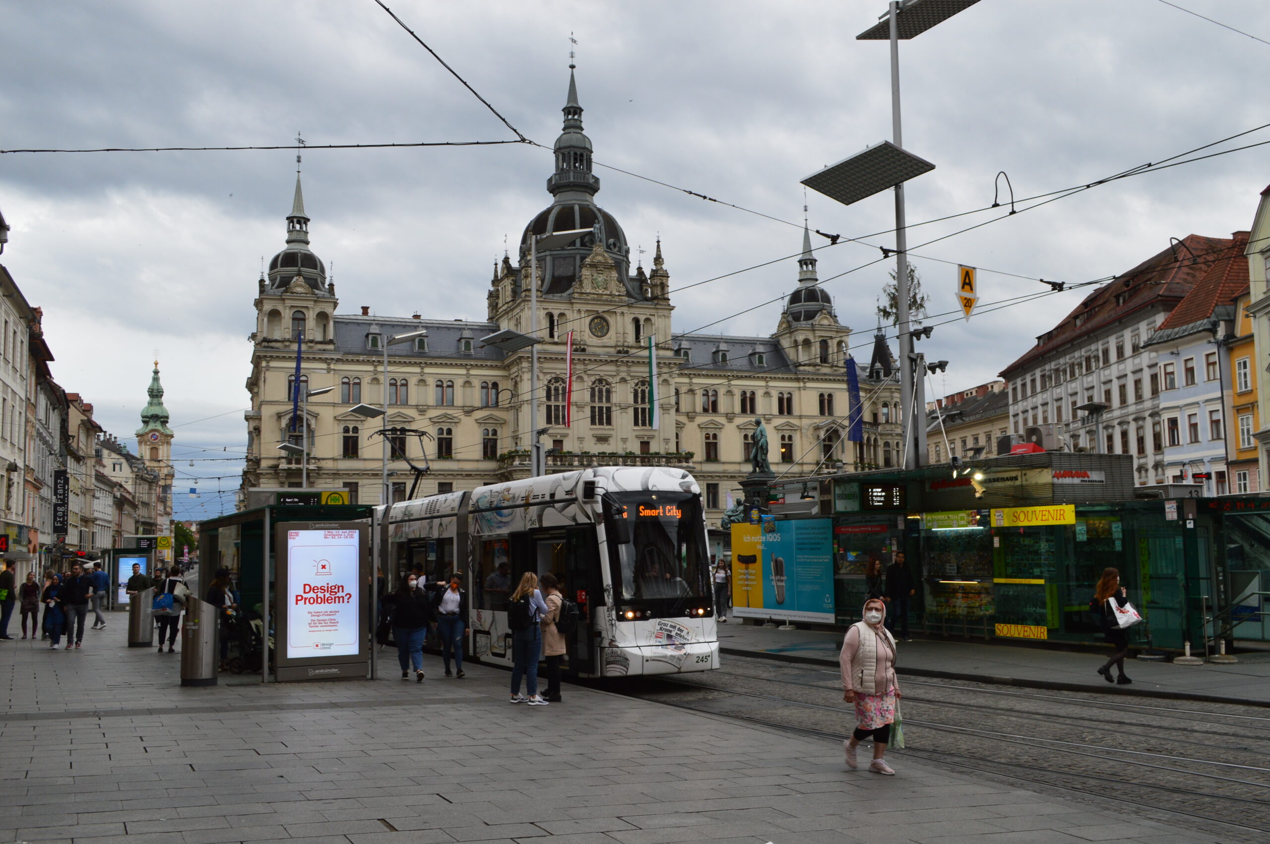 트램이 지나가는 그라츠 하우프트플라츠와 시청 건물 전경
