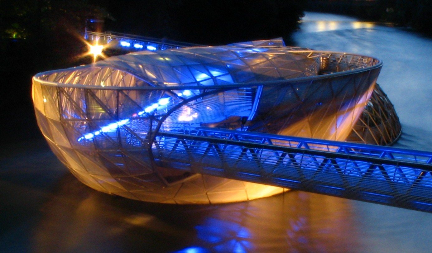 푸른 조명이 비치는 그라츠 무어강 위 인공섬 무어인젤 야경