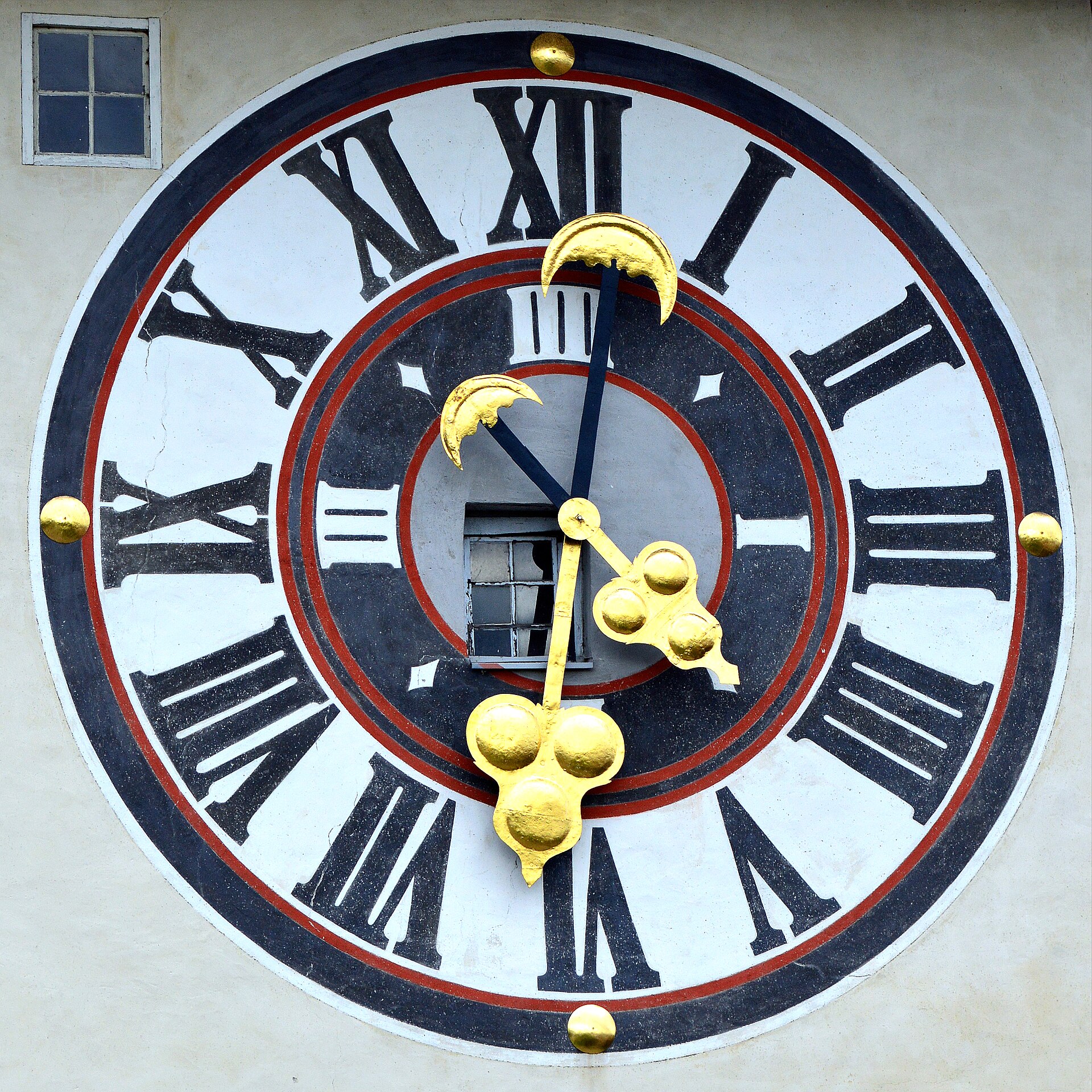 금색 시곗바늘이 보이는 그라츠 슐로스베르크 시계탑 시계면 클로즈업