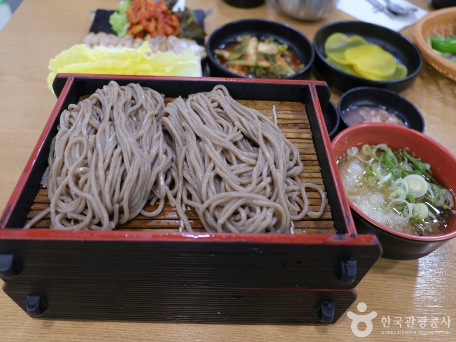 서울 광화문 미진 냉메밀 한 판과 장국, 곁들임 반찬이 놓인 상차림