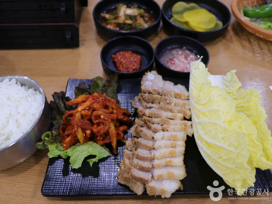 서울 광화문 미진 보쌈정식 상차림과 배추, 밥, 곁들임 반찬이 놓인 테이블