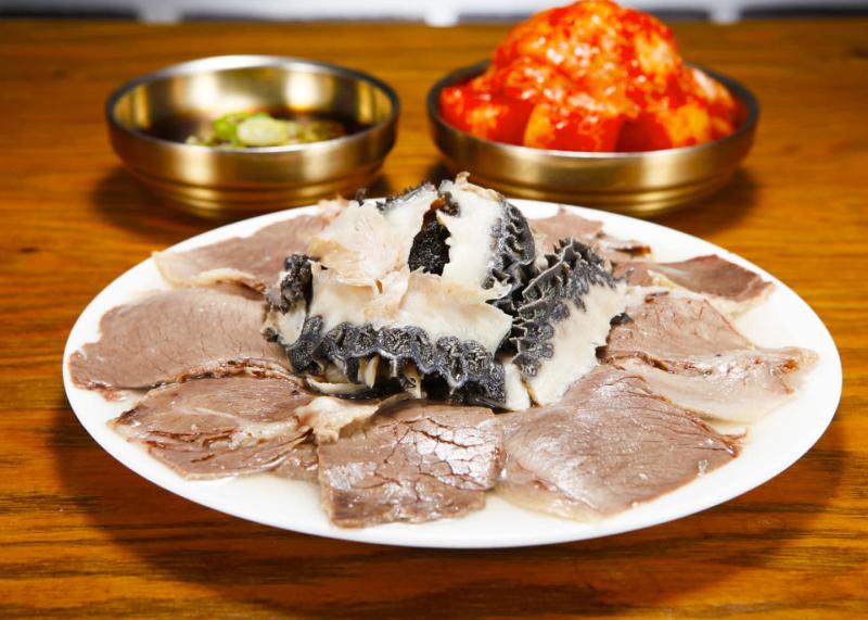 서울 명동 하동관 명동본점 수육 한 접시와 김치, 양념장이 놓인 테이블