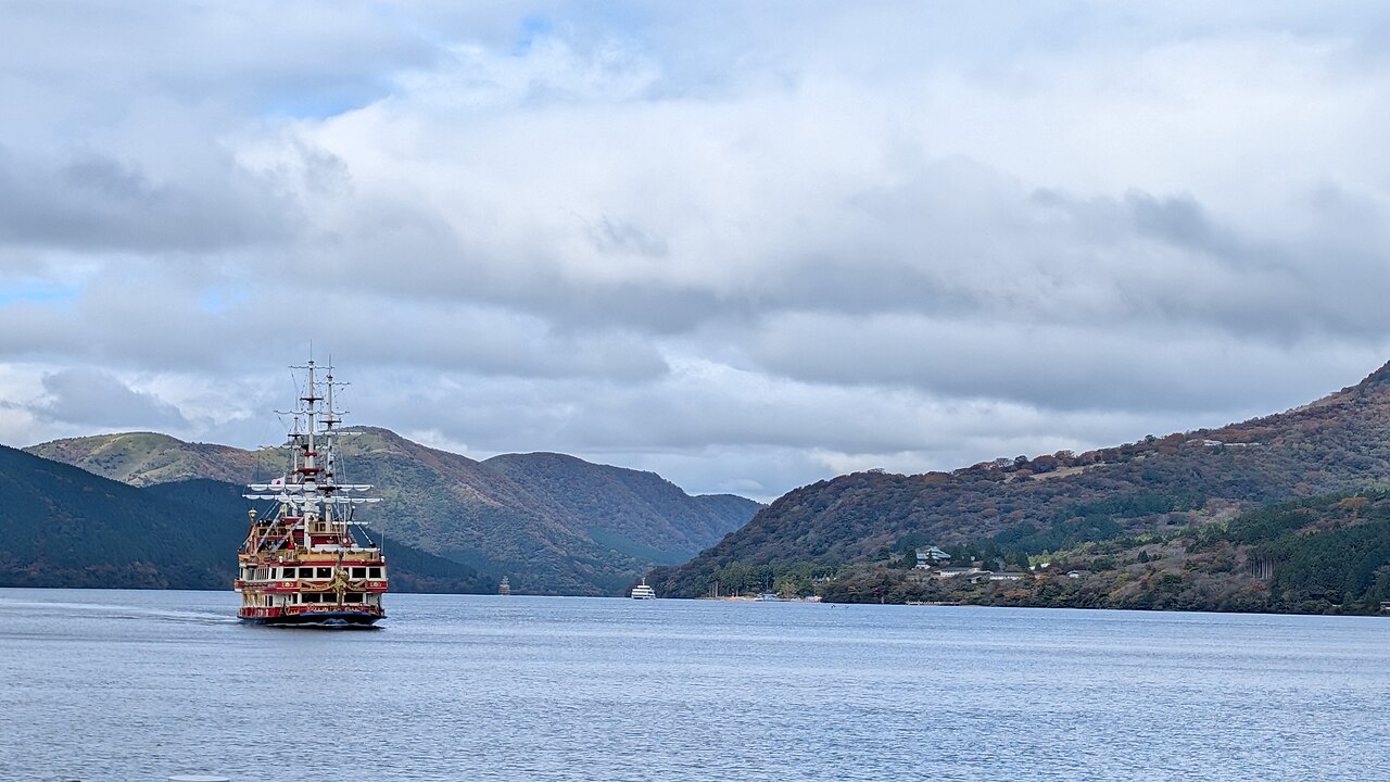 일본 하코네 아시노호를 지나는 관광 유람선